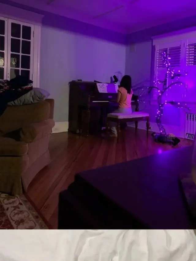 Одинадцятирічна дівчинка грає на фортепіано