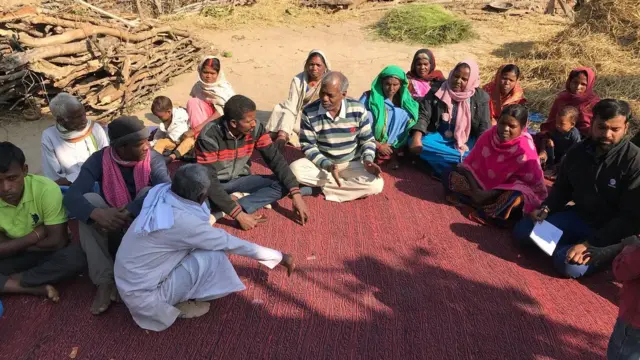 मनरेगा से जुड़ी समस्याओं को लेकर बैठक करते ग्रामीण
