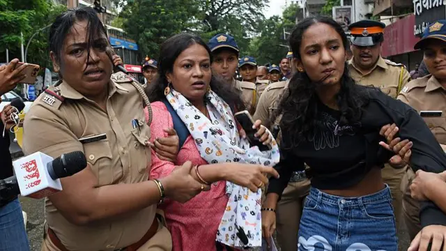 मुंबई में क्लाइमेट एक्टिविस्ट और शिक्षा सुधारक सोनम वांगचुक के समर्थन में हो रहे विरोध प्रदर्शन के दौरान महिला पुलिसकर्मी 'कॉकरोच जनता पार्टी' (सीजेपी) के प्रदर्शनकारियों को हिरासत लेते हुए. 