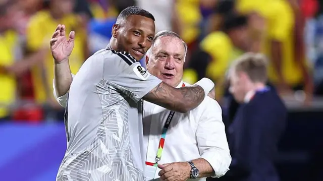 O goleiro de Curaçao, Eloy Room, e o técnico Dick Advocaat