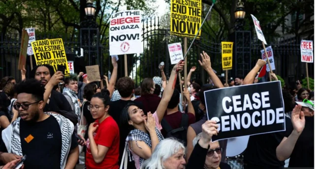 የጋዛን ጦርነት ለመቃወም አደባባይ የወጡ ሰዎች