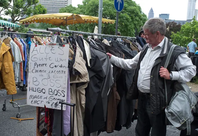  යුරෝපයේ භාවිතා කරන ලද ඇඳුම් (second hand) නැවත විකිණීමට සහ මිලදී ගැනීම සඳහාම වෙන් වූ වෙළඳ පළවල් තිබේ.