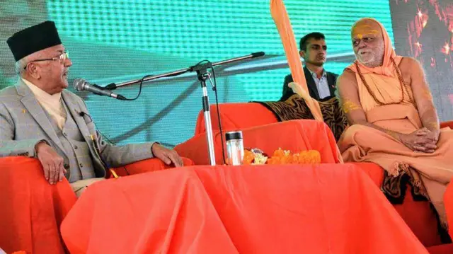 शङ्कराचार्यका साथ नेता केपी ओली 