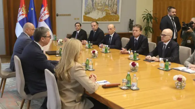 Predsednik Vučić sa članovima vladajućeg SNS-a i koalicionim partnerima