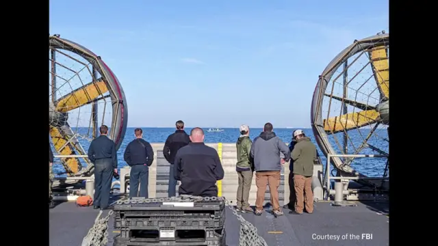 अनुसन्धानको क्रममा अमेरिकी अधिकारीहरू