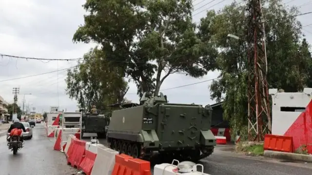 Magari ya kijeshi yanapitia kizuizi cha jeshi kwenye barabara kuu kusini mwa Mto Litani huko Qasmiyeh,baada ya usitishaji mapigano kati ya Israel na Hezbollah kuanza kutekelezwa.