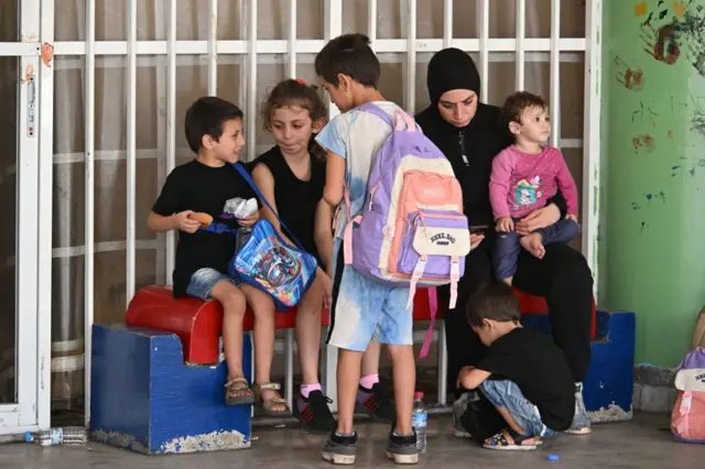 28,000 இடம்பெயர்ந்த மக்கள் தற்போது நாடு முழுவதும் உள்ள அரசுப் பள்ளிகளில் தஞ்சமடைந்துள்ளனர் என்று லெபனான் அரசு கூறுகிறது.
