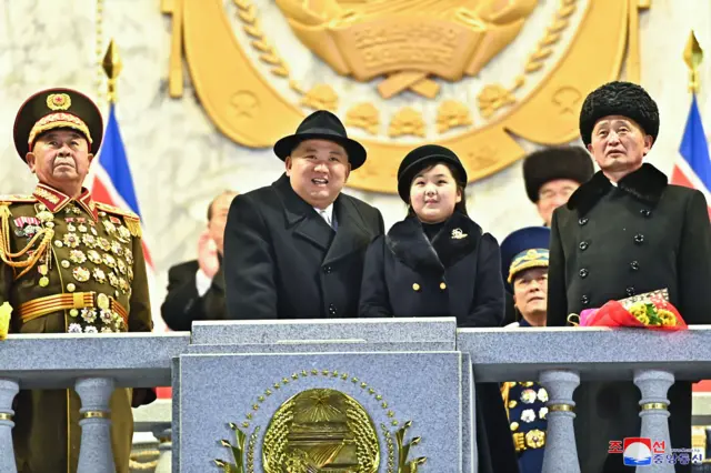 Kim Jong Un e Kim Ju Aecuiabá e goiás palpiteum desfile militar na Praça Kim Il Sung para marcar o 75º aniversário da fundação do Exército do Povo Coreano,cuiabá e goiás palpitefevereirocuiabá e goiás palpite2023