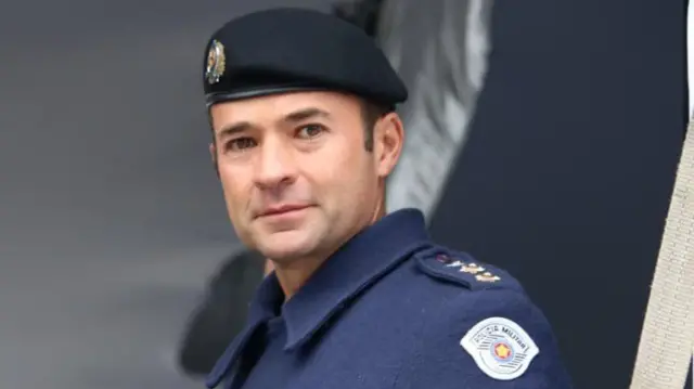 Mello Araújo com sorriso tímido, de farda