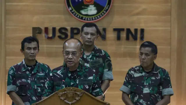Kepala Pusat Penerangan (Kapuspen) TNI Laksda TNI Julius Widjojono (kedua kiri) memberikan keterangan kepada wartawan di Balai Wartawan Puspen TNI, Cilangkap, Jakarta, Minggu (16/4/2023). 