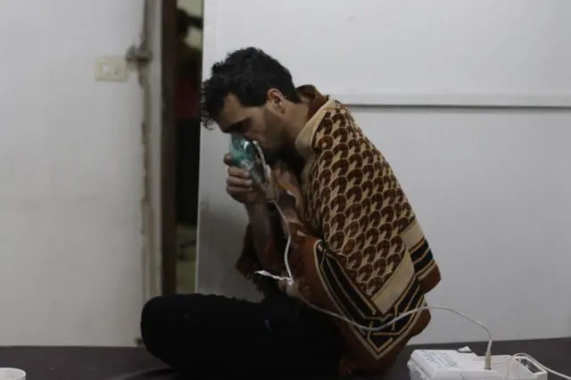 مخالفو او نړیوالو ځواکونو د اسد پر پوځ تور ولګاوه چې د غوطې پر سیمه یې د کیمیاوي وسلو برید کړی دی. 