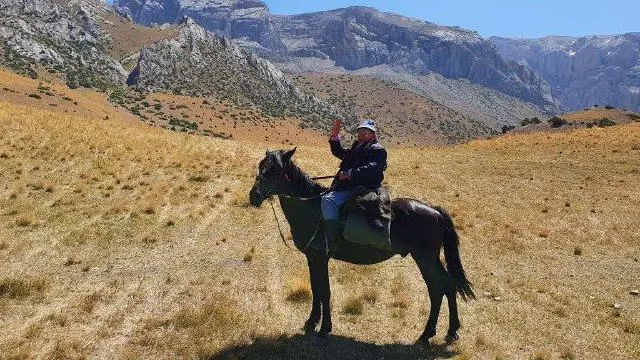 Тоо койнун аралап ат бастырганды жакшы көрчү