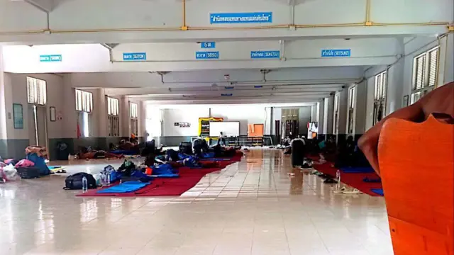 አዳራሽ ውስጥ ወለል ላይ የተዘረጉ መተኛዎች