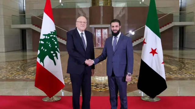 نجیب میقاتی (سمت چپ) در کنار احمد شرع، رهبر جدید سوریه
