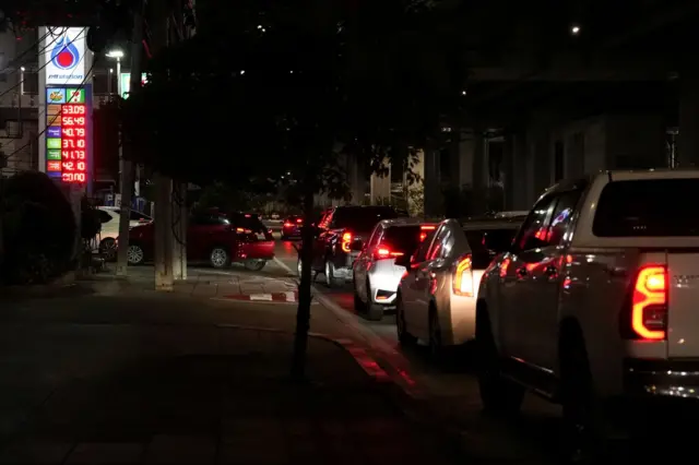 ประชาชนแห่ไปต่อคิวรอเติมน้ำมันล้นปั๊มในช่วงค่ำของ 1 เม.ย. หลังทราบข่าวคณะกรรมการบริหารกองทุนน้ำมันเชื้อเพลิง (กบน.) มีมติปรับลดอัตราเงินชดเชยน้ำมันดีเซล ส่งผลให้สถานีบริการน้ำมันรายใหญ่ประกาศปรับขึ้นราคาขายปลีกน้ำมันทุกชนิด