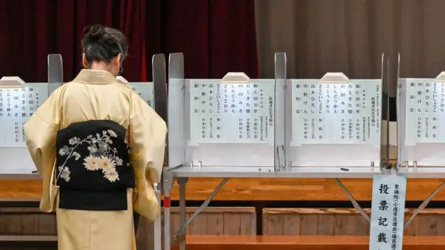 ဂျပန် ကြားဖြတ်ရွေးကောက်ပွဲမှာ မဲထည့်နေတဲ့ မဲဆန္ဒရှင် တစ်ဦး