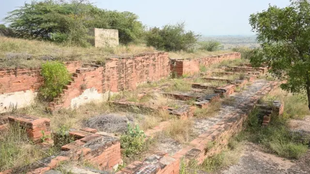 స్తూపం ఉన్న బౌద్ధ క్షేత్రం దృశ్యాలు