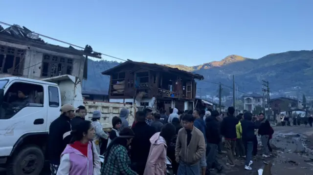 လေကြောင်းတိုက်ခံရအပြီး မနက်ပိုင်း ရပ်ကွက်ထဲ လှည့်လည်ကြည့်ရှုနေတဲ့ ရပ်ကွက်နေသူတွေနဲ့ အိမ်အပျက်အစီးတွေ 