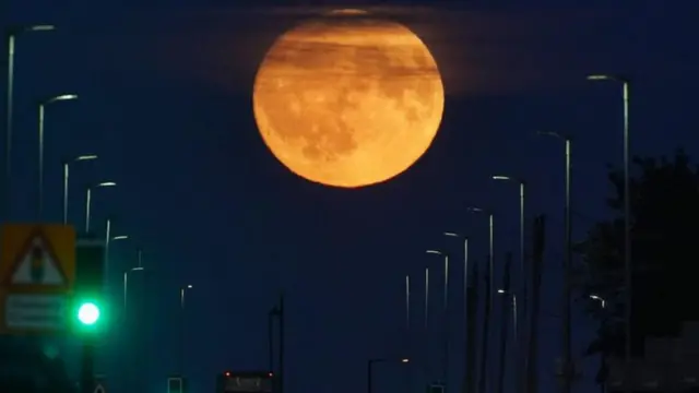 নর্দামবাম্বারল্যান্ডের সিয়াটন স্লুইসে পূর্ণিমা