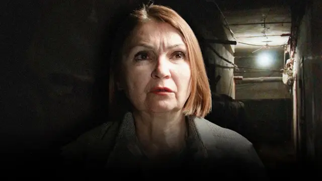 Женщина на фоне темного подавала. 