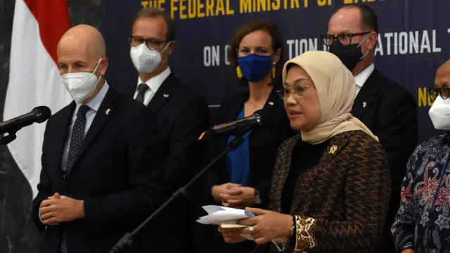 Menteri Ketenagakerjaan Ida Fauziyah (kanan) didampingi Menteri Federal Tenaga Kerja dan Ekonomi Austria Martin Kocher (kiri).