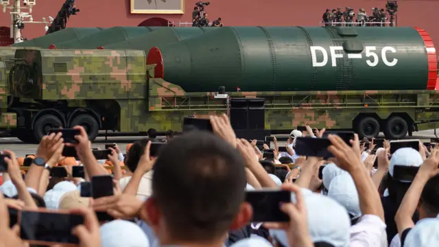 北京天安門廣場中國二戰抗日戰爭勝利80週年閱兵式上，觀眾紛紛舉起手機拍攝導彈方陣中的東風5C型洲際彈道導彈（3/9/2025）