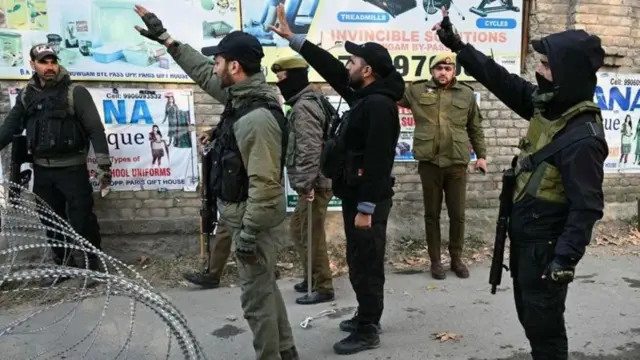 બીબીસી ગુજરાતી, ગુજરાત, બીબીસી, અમદાવાદ, જમ્મુ-કાશ્મીર, નૌગામ, પોલીસ સ્ટેશનમાં ધડાકો, 