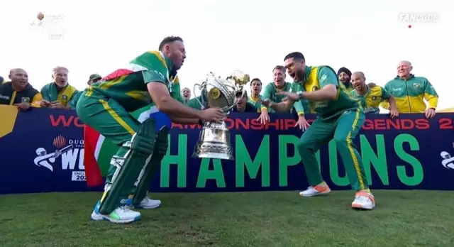 وین پارنل اور ڈی ویلیئرز لیجنڈز کی چیمپیئنس ٹرافی کے ساتھ