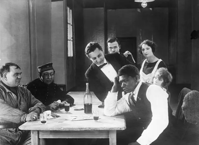 (Légende originale) 02/07/1923 - « Siki le Combattant », un Noir sénégalais, est la vedette d'un film français intitulé « Knock Out », où il incarne le héros et joue le rôle principal aux côtés d'une troupe d'hommes et de femmes blancs. 