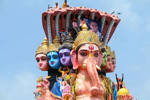 నిమజ్జనం కోసం తరలివెళ్తున్న భారీ విగ్రహం..