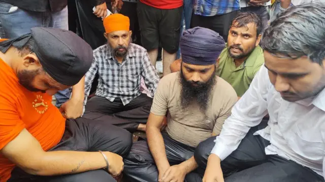 मृतकों के परिजन धरने पर रहे. प्रशासन के साथ समझौता होने के बाद धरना समाप्त किया.