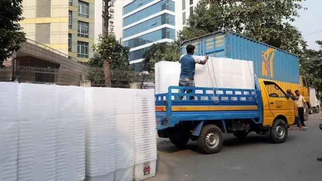 নির্বাচন কমিশনে নিবন্ধিত ৫৯ টি রাজনৈতিক দলের মধ্যে ত্রয়োদশ সংসদ নির্বাচনে অংশ নিচ্ছে ৫১ টি দল।