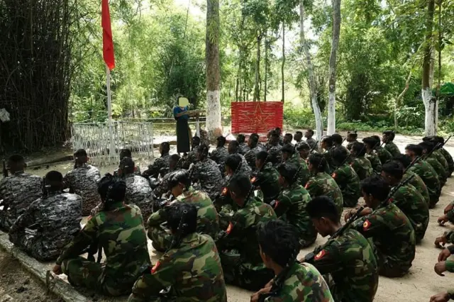 PLA စခန်းတနေရာမှာ အစည်းအဝေးပြုလုပ်စဉ်