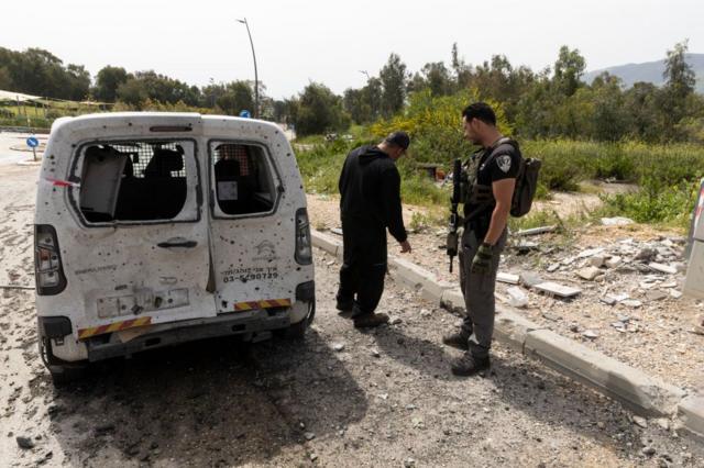 سيارة متضررة بعد قصف صاروخي لحزب الله استهدف بلدة كريات شمونة شمالي إسرائيل