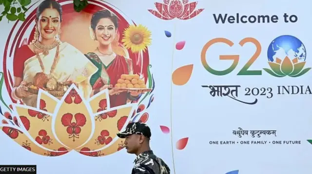 لافتة لقمة مجموعة العشرين التي تستضيفها الهند هذا العام
