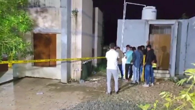 જે જગ્યાએ બાળકીનો મૃતદેહ મળ્યો હતો તેની તપાસ કરતા પોલીસ અધિકારીઓ