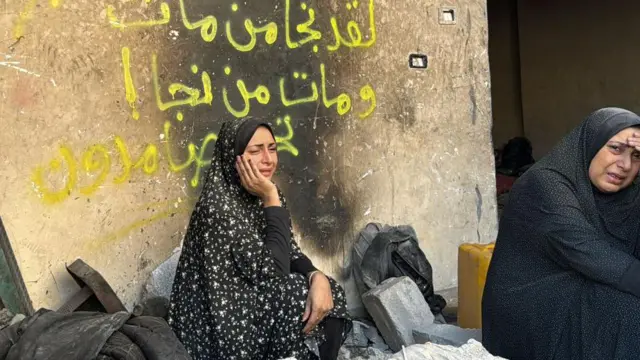 Dua perempuan Palestina berduka atas kerabat yang tewas dalam serangan udara Israel di Beit Lahia, Jalur Gaza utara, pada 29 Oktober 2024