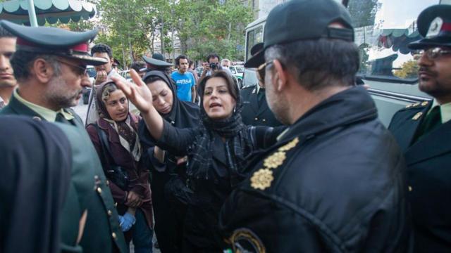 زنی در حال بحث با ماموران نیروی انتظامی