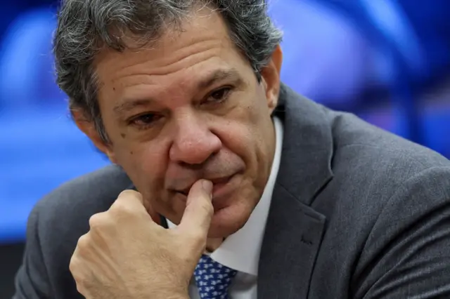 Haddad com a mão no rosto, demonstrando preocupação