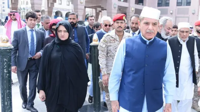 مسجد نبوی میں شہباز شریف