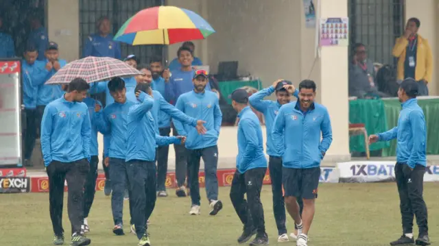 वर्षाले खेल अवरुद्ध