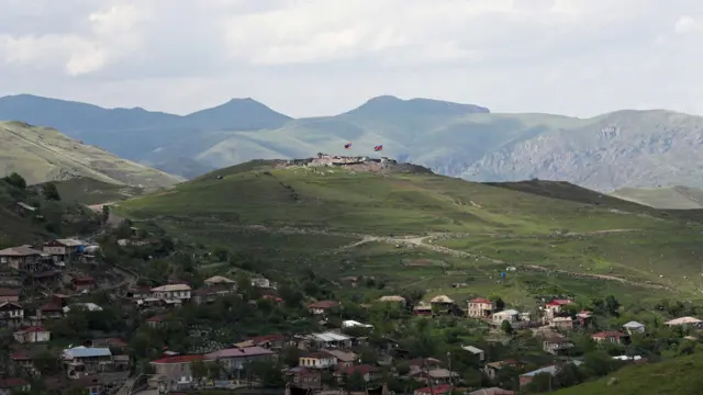 Dağlık bir bölgede Ermenistan - Azerbaycan sınırındaki ordu mevzilerini gösteren bir kare