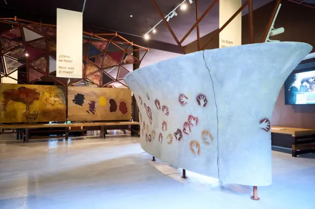  Las huellas encontradas en las cuevas de Monte Castillo, en una exhibición del Museo de Arte Rupestre de Cantabria.