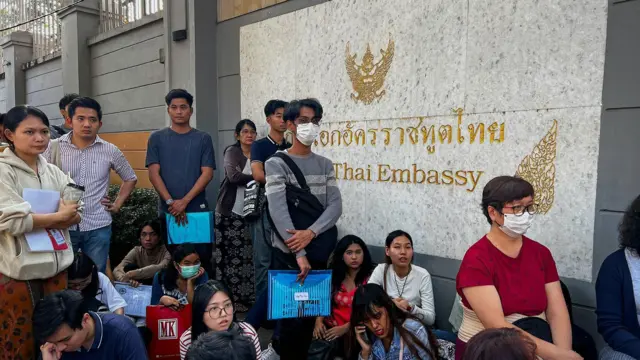 ရန်ကုန်ထိုင်းသံရုံးမှာ ထိုင်းဗီဇာရဖို့ လျှောက်ထားသူတွေ