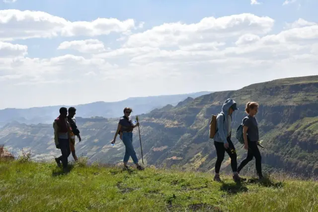 ተራራ የሚወጡ ሰዎች