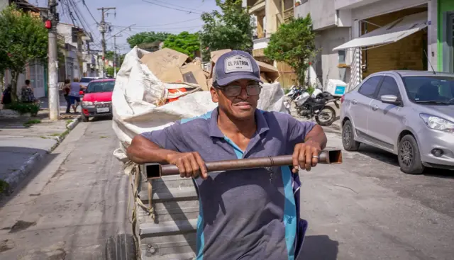 Elias empurrando carrinho com reciclagem pelas ruasjogos online aposta futebolGuarulhos