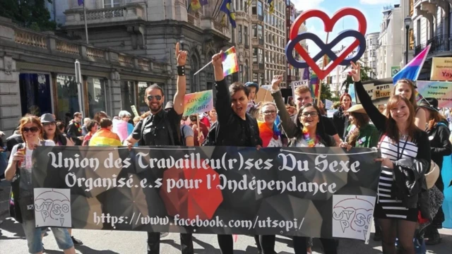 Демонстрация бельгийского профсоюза секс-работников в ясную солнечную погоду