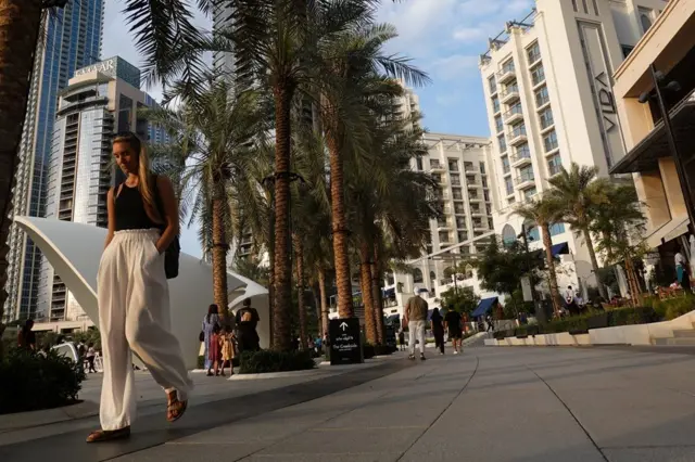 dubai, žena šeta centrom dubaija