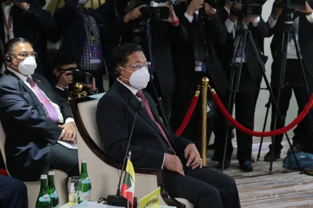 မြန်မာ့အရေး အာဆီယံဘုံသဘောတူညီချက် ၅ ရပ် ထွက်ခဲ့ပြီး စစ်ခေါင်းဆောင် ကိုယ်တိုင် တက်ရောက်ခဲ့တဲ့ ဂျာကာတာမြို့က အာဆီယံခေါင်းဆောင်တွေရဲ့အစည်းအဝေးပွဲကို ၂၀၂၁ ခုနှစ်၊ ဧပြီ ၂၅ ရက်တုန်းက မြင်တွေ့ရတာဖြစ်ပါတယ်။