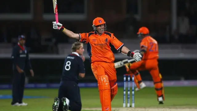 එංගලන්ත කණ්ඩායම පරාජය කරමින් අවසන් පන්දුවේදී තරගය ජය ගැනීමට නෙදර්ලන්ත කණ්ඩායම සමත් විය.